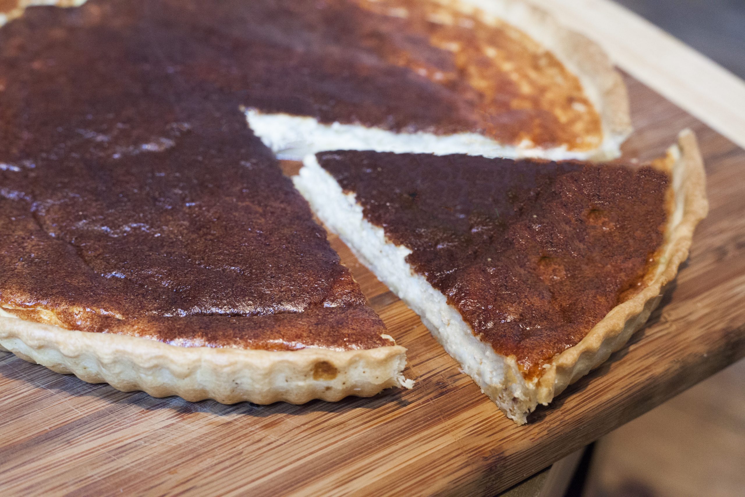 Lire la suite à propos de l’article Tarte au parmesan et au gruyère
